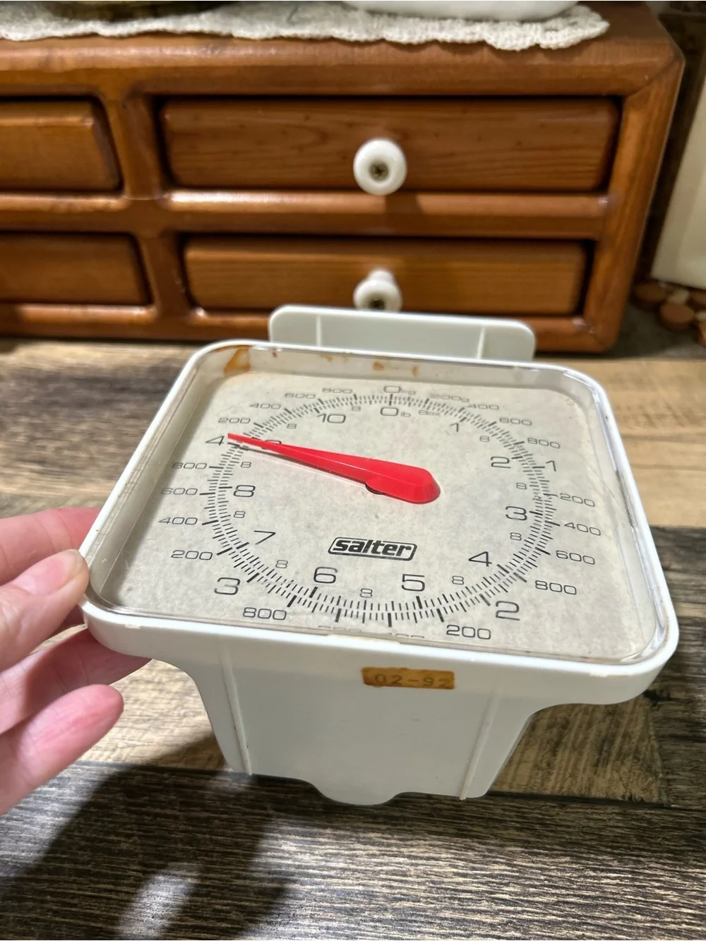White Mechanical Kitchen Scale with Red Indicator